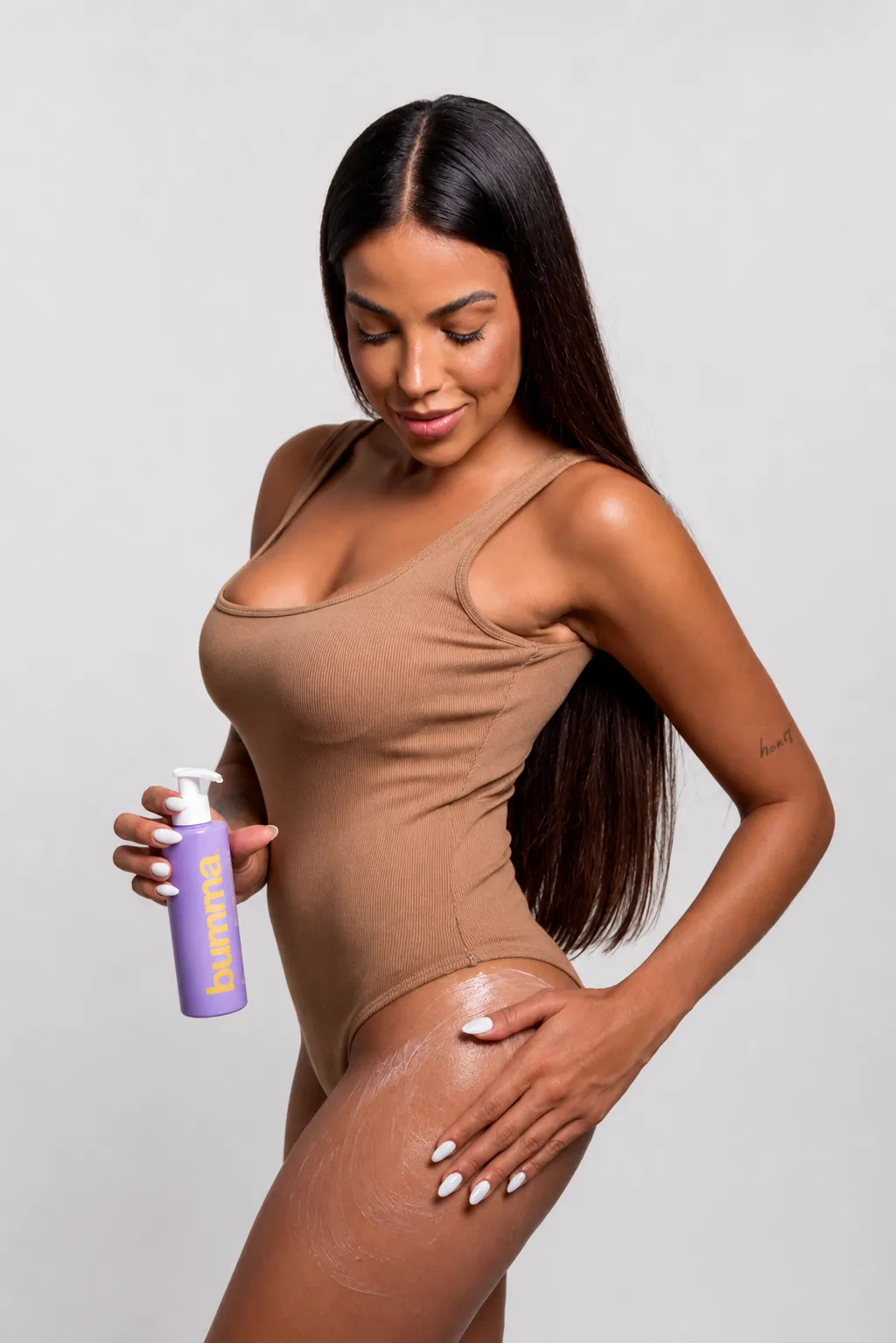 Modelo da Bumma segurando o Gel Anticelulite e Redutor de Medidas